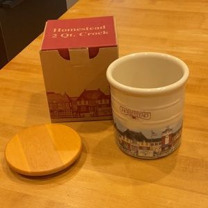 Longaberger Homestead 2 Qt Crock with Wooden Lid